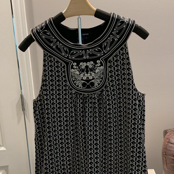 Max Edition Sleeveless Top in Black and White - Picture 2 of 5